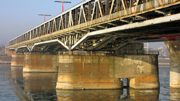 Összekötő vasúti híd a Dunán
