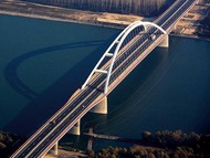 Dunaújváros, Pentele híd az M8 autópályán